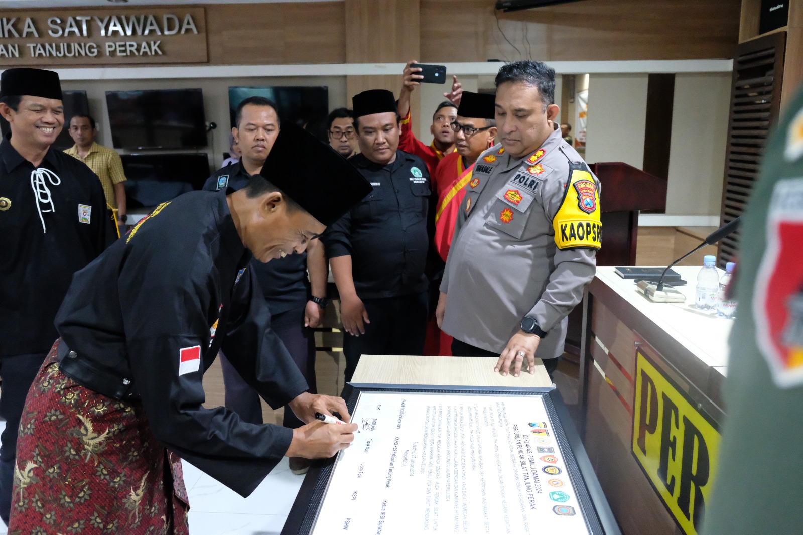 Polres Tanjung Perak Gelar Cangkrukan Kamtibmas Bersama Perguruan Pencak Silat Untuk Pemilu Damai
