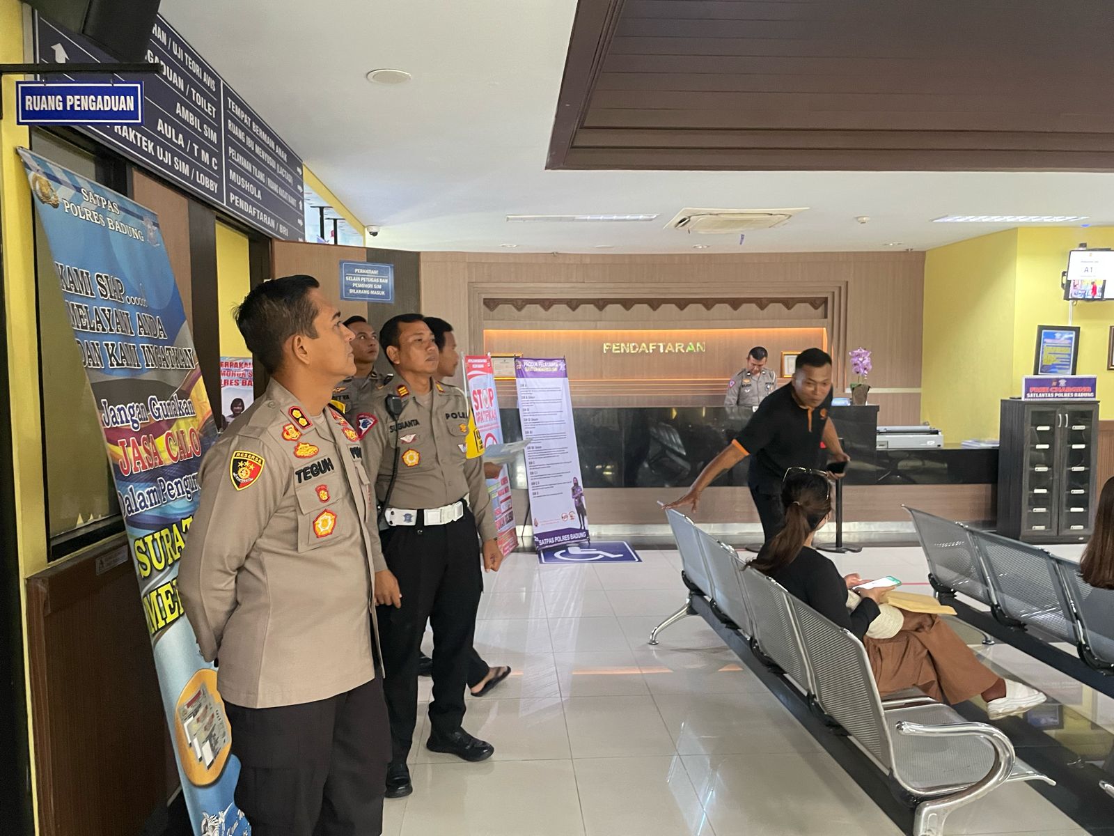 Kapolres Badung AKBP Teguh Priyo Wasono Sidak di Kantor Pelayanan Publik