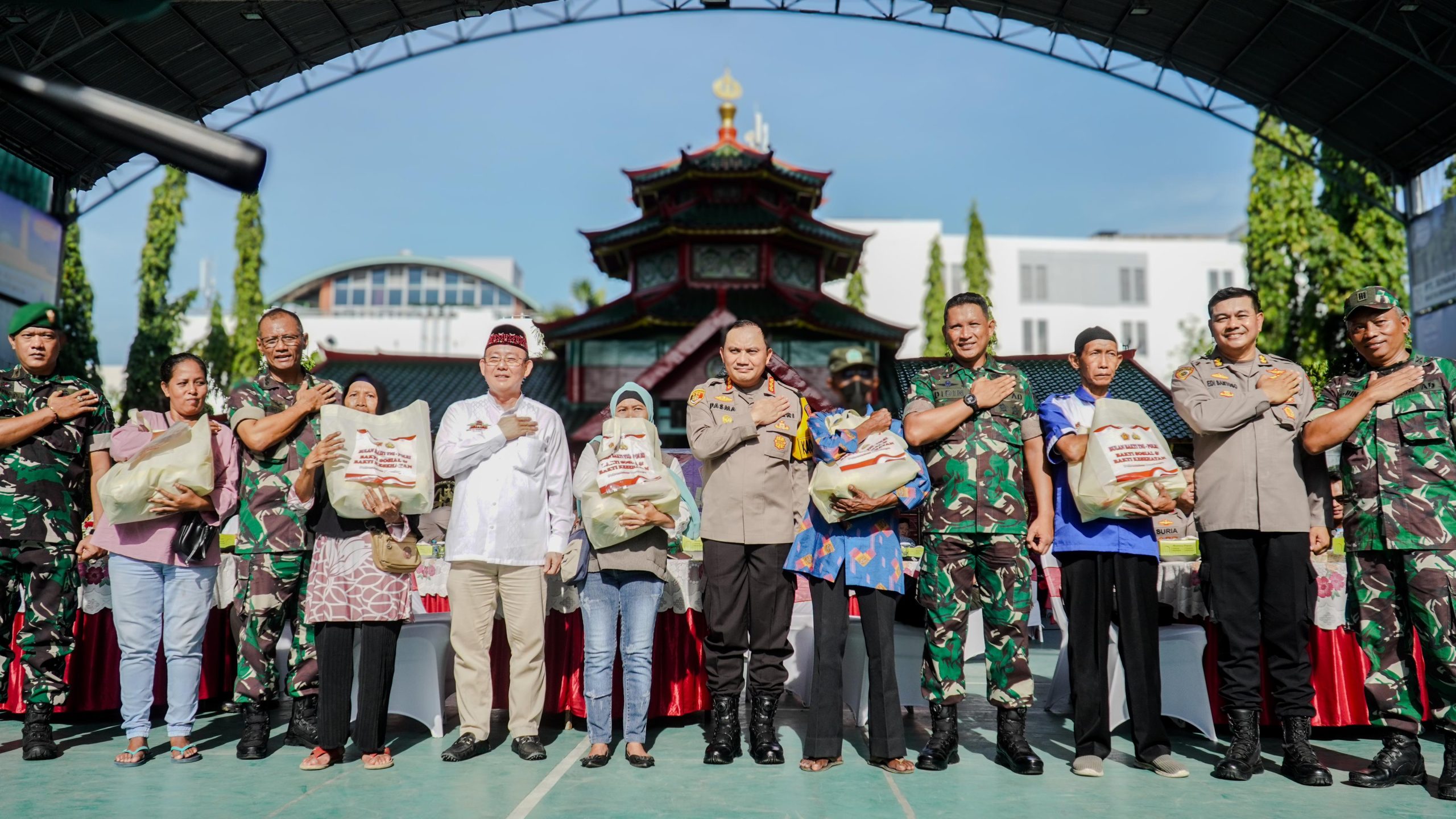 Bulan Bakti TNI-Polri, Polrestabes Surabaya Gelar Bakti Kesehatan dan Bakti Sosial di Masjid Muhammad Cheng Hoo