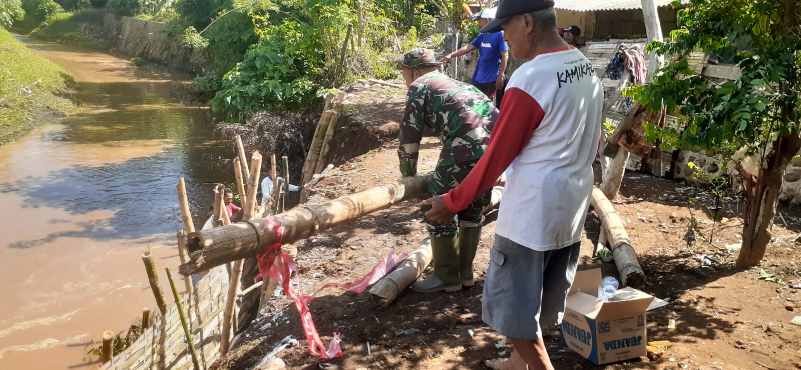 Koramil Dringu Kerja Bakti Perbaiki Dan Bangun Tanggul