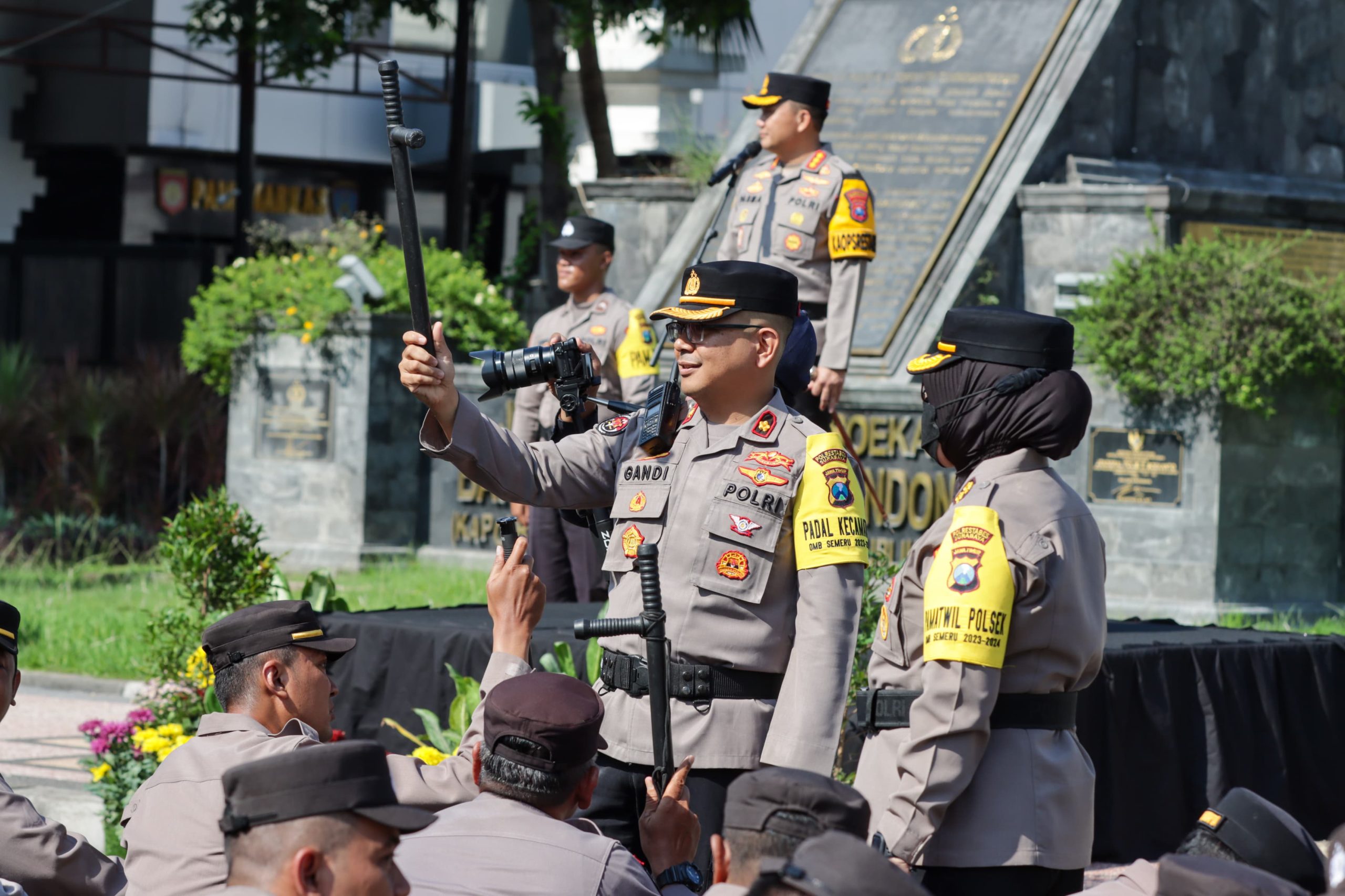 Pastikan Kelancaran Tahap Pemungutan Suara, Polrestabes Surabaya Gelar Apel Pergeseran Pasukan Personel Pengamanan TPS Pemilu 2024