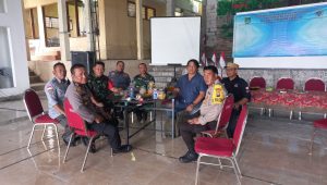 Tetap Kompak, Kapolsek dan Danramil Prigen Keliling TPS Pastikan Pencoblosan Berjalan Aman