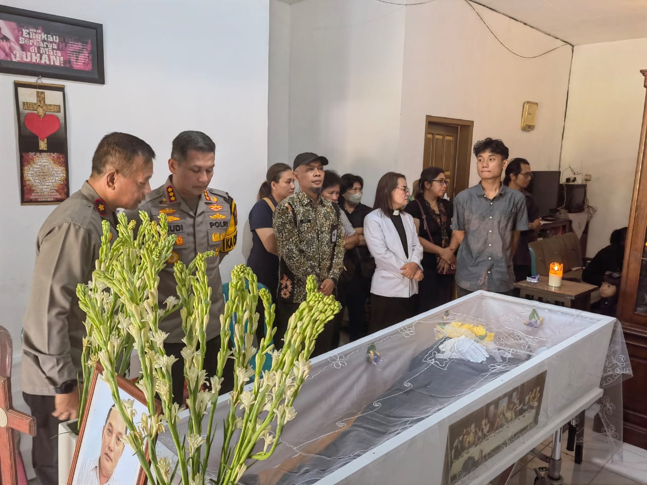 Kapolresta Malang Kota Takziah ke Rumah Duka Ketua KPPS Kelurahan Polehan