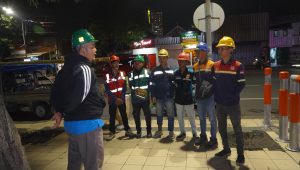 Jaga Estetika Kota Surabaya, PLN Icon Plus Melakukan Pembongkaran Kabel Tidak Terpakai di Jalan Embong Malang, Surabaya