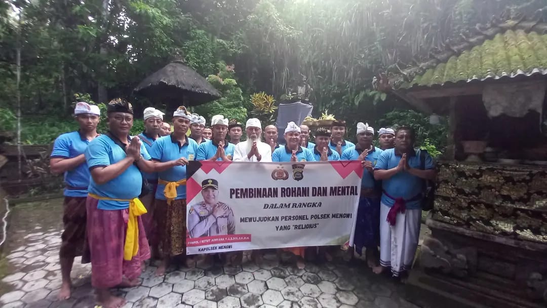 Bhakti Religi; Kapolsek Mengwi Berikan Tali Asih Kepada Jero Mangku Waringin Pitu