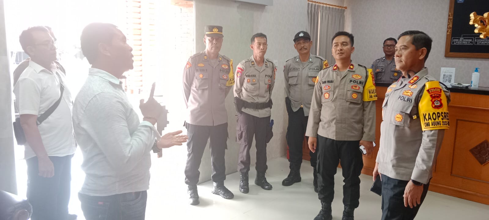 Kapolres Badung AKBP Teguh Priyo Wasono Pantau Rapat Pleno PPK Kuta Utara
