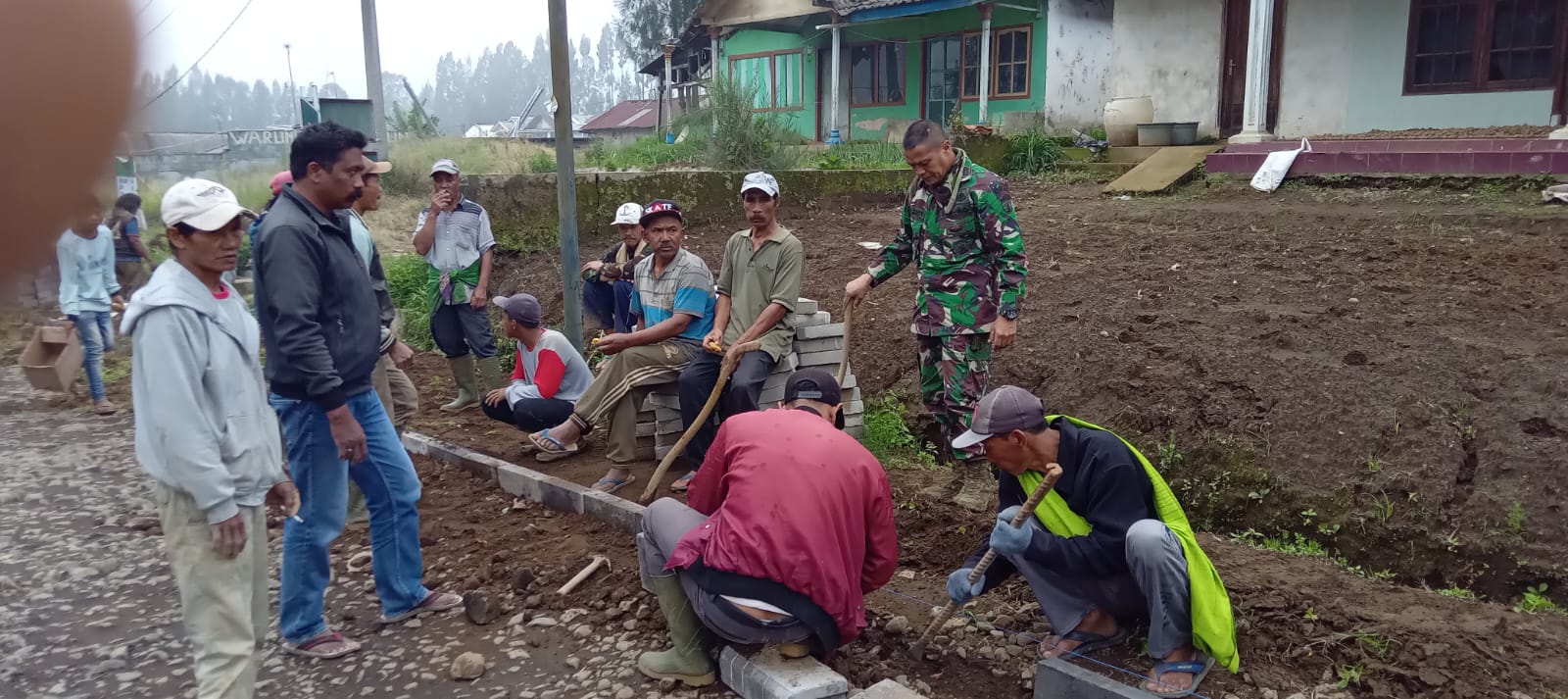 Koramil Sumber Kerja Bakti Bangun Saluran Air Bersih