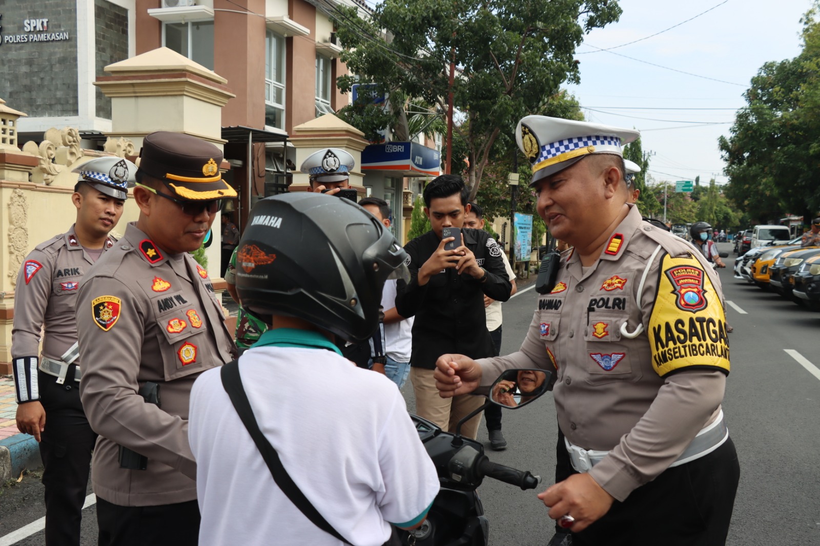 Operasi Keselamatan Semeru 2024, Polres Pamekasan Turun Jalan Berbagi Brosur Himbauan Kamseltibcarlantas