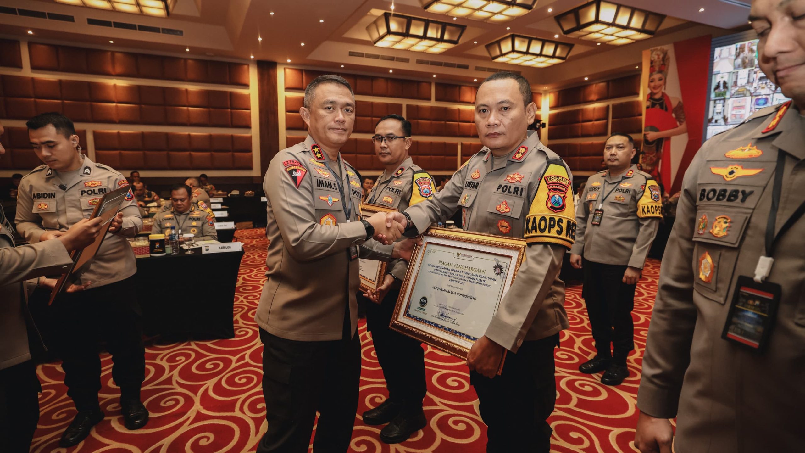 Polres Bondowoso Mendapatkan Penghargaan Kategori Terbaik Dalam Pelayanan Publik Dari Polda Jatim Terkait Penilaian Ombudsman