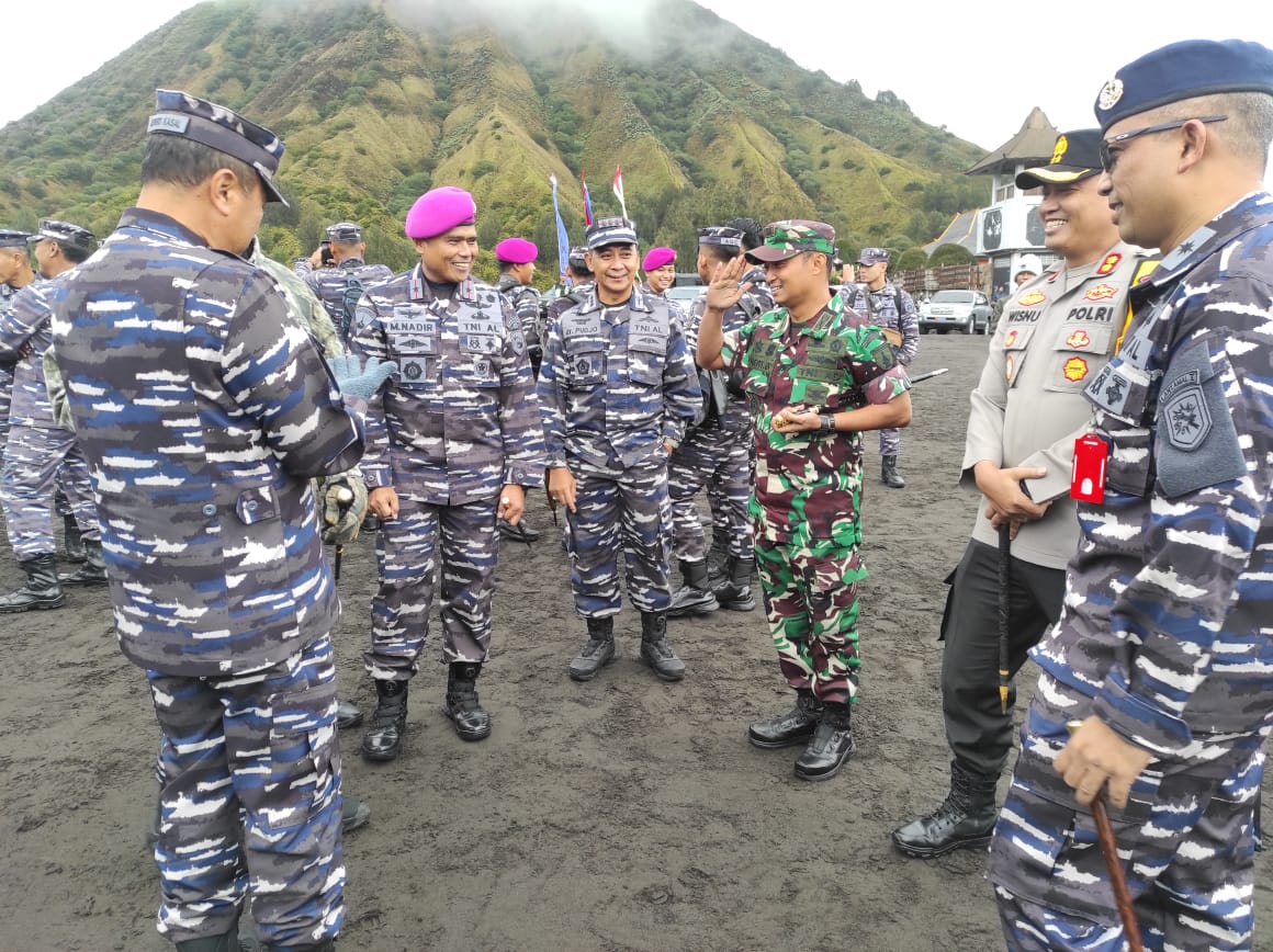 Dandim Probolinggo Letkol Arm Heri Budiasto Dampingi Wakasal Laksdya TNI Erwin S. Aldedharma Launching Hardikal Dan Bakti Sosial Di Bromo