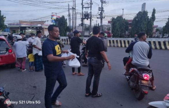 Jumat Berkah, Kanit Jatanras Mapolres Pelabuhan Tanjung Perak Surabaya, Adakan Pembagian Takjil