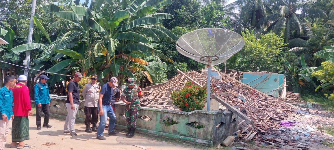 TNI – Polri dan Pihak Terkait Bersatu dalam Membantu Korban Gempa Bumi di Sangkapura
