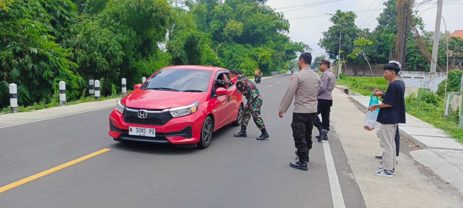 Koramil Wonomerto Bersama Sejumlah Pihak Bagikan Takjil Geratis