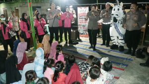 Tiba di Pulau Bawean, Kapolres Gresik langsung Hibur Anak – anak Korban Gempa di Bawean
