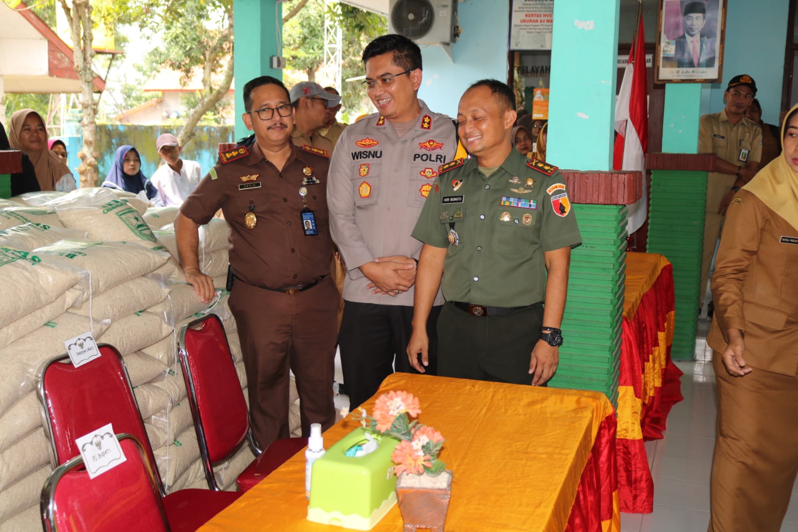 Bersama Jajaran Forkopimda, Dandim 0820/Probolinggo Letkol Arm Heri Budiasto Meninjau Penyaluran Bantuan Cadangan Pangan