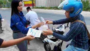 PLN Icon Plus dan PLN ULP Bojonegoro Ngabuburit Bareng dan Bagi Takjil