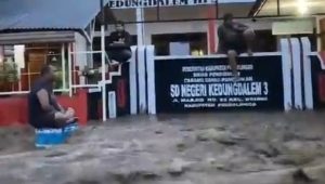 Gunung Bromo Diguyur Hujan Mengakibatkan Banjir Bandang Di Kabupaten Probolinggo
