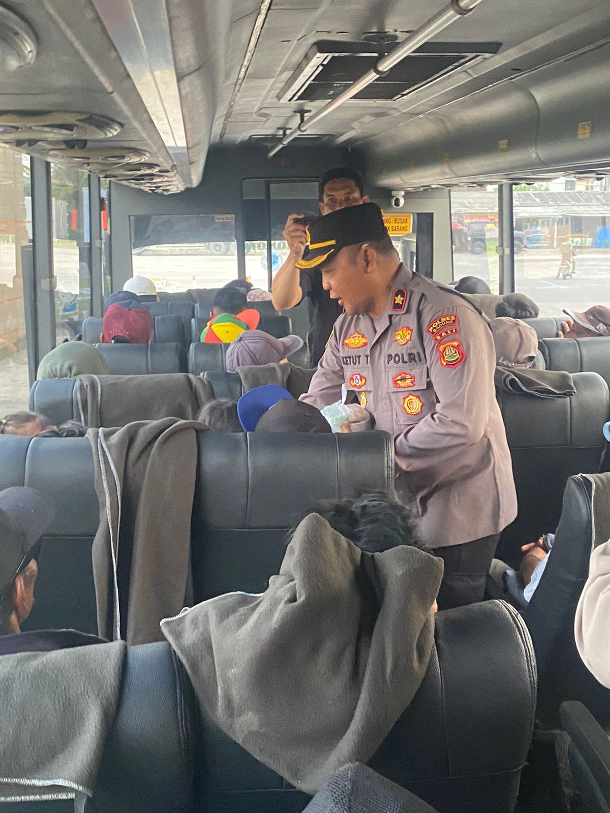 Kapolsek Mengwi Bagikan 100 Takjil di Terminal Mengwi