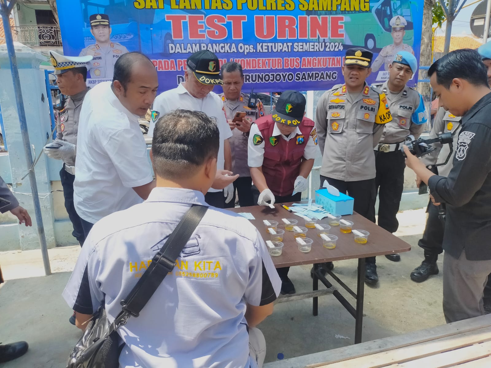 Puluhan Sopir Bus Jalani Tes Urine Di Terminal Trunojo Sampang Saat Arus Mudik Lebaran