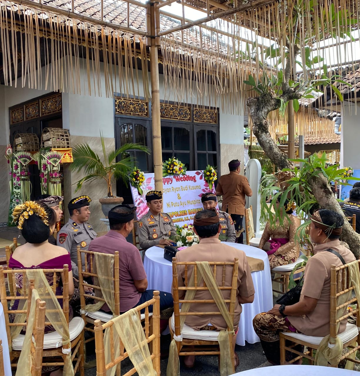 Kapolres Badung AKBP Teguh Priyo Wasono Hadiri Pernikahan Personel si Humas