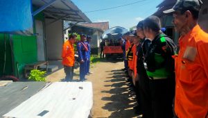 Satpolairud Polres Gresik Bantu Evakuasi Dua Korban Terseret Arus Sungai Kalimas Gresik