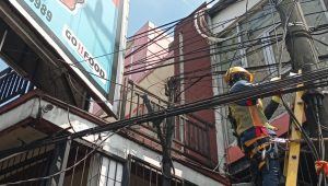 Jaga Estetika dan Keandalan Jaringan, PLN Icon Plus Lakukan Perapihan Kabel di Tiang PLN Pandaan, Kab.Pasuruan