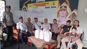 PT UPG Berbagi di Pos Pengamanan Lebaran 2024 Exit Tol Probolinggo Timur