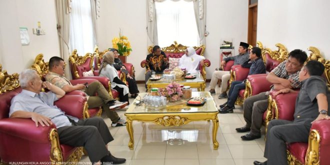 Penjabat Wali Kota Banjar, Dr. Hj. Ida Wahida Hidayati, S.E., S.H., M.Si., menerima Kunjungan Kerja Anggota Komisi 1 DPRD Provinsi Jawa Barat di Pendopo Kota Banjar