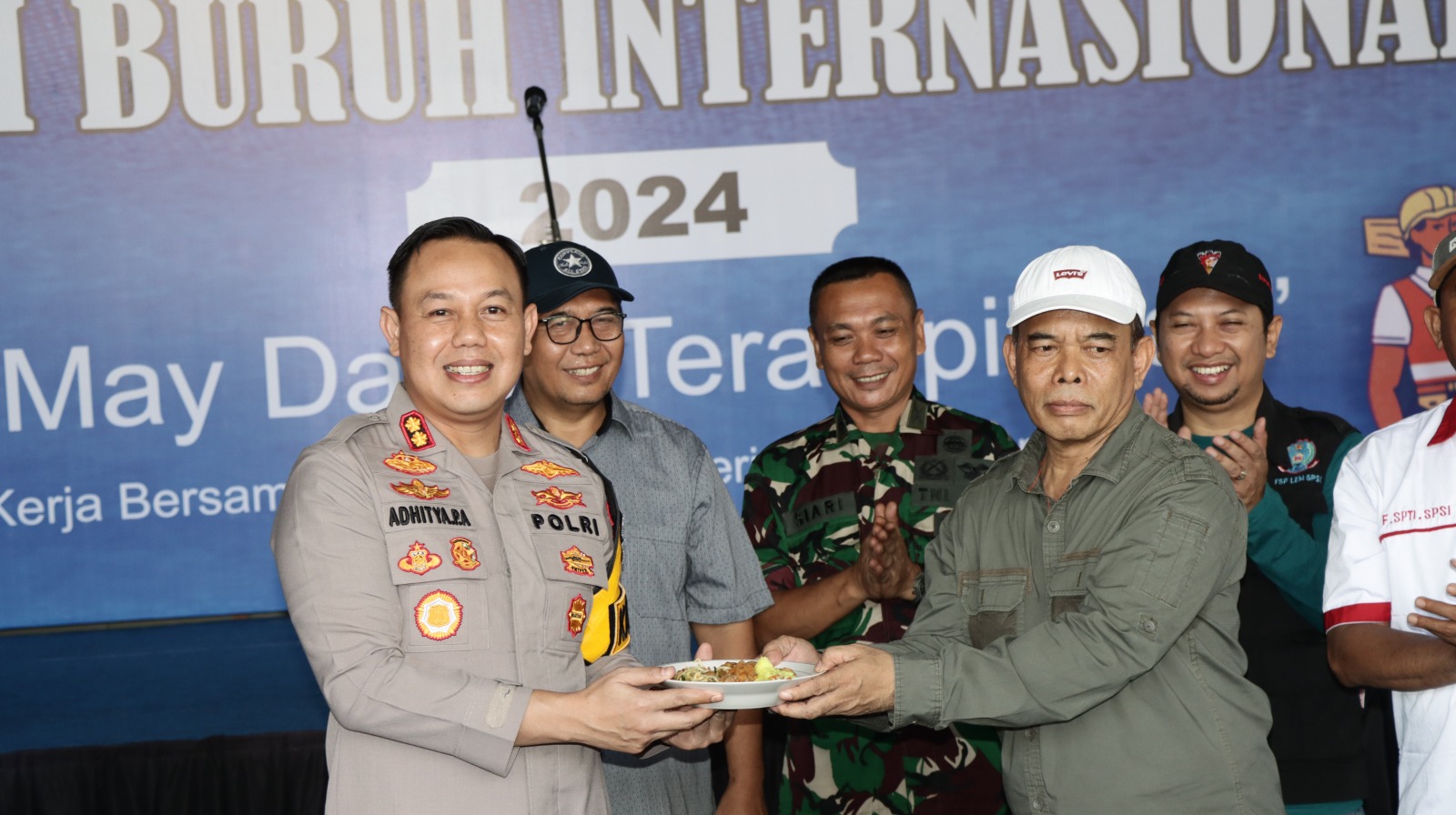 Polres Gresik bersama Buruh gelar Baksos MayDay dalam Perayaan Hari Buruh Sedunia 2024