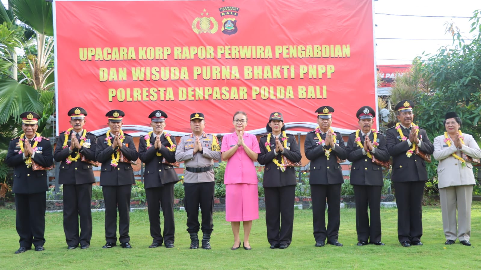 Polresta Denpasar Gelar Upacara Kenaikan Pangkat Pengabdian dan Purna Bakti Personel Dengan Meriah