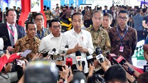 Dikunjungi Presiden Jokowi, Dirut PLN Paparkan Kesiapan Ekosistem Kendaraan Listrik di Booth PLN di PEVS 2024