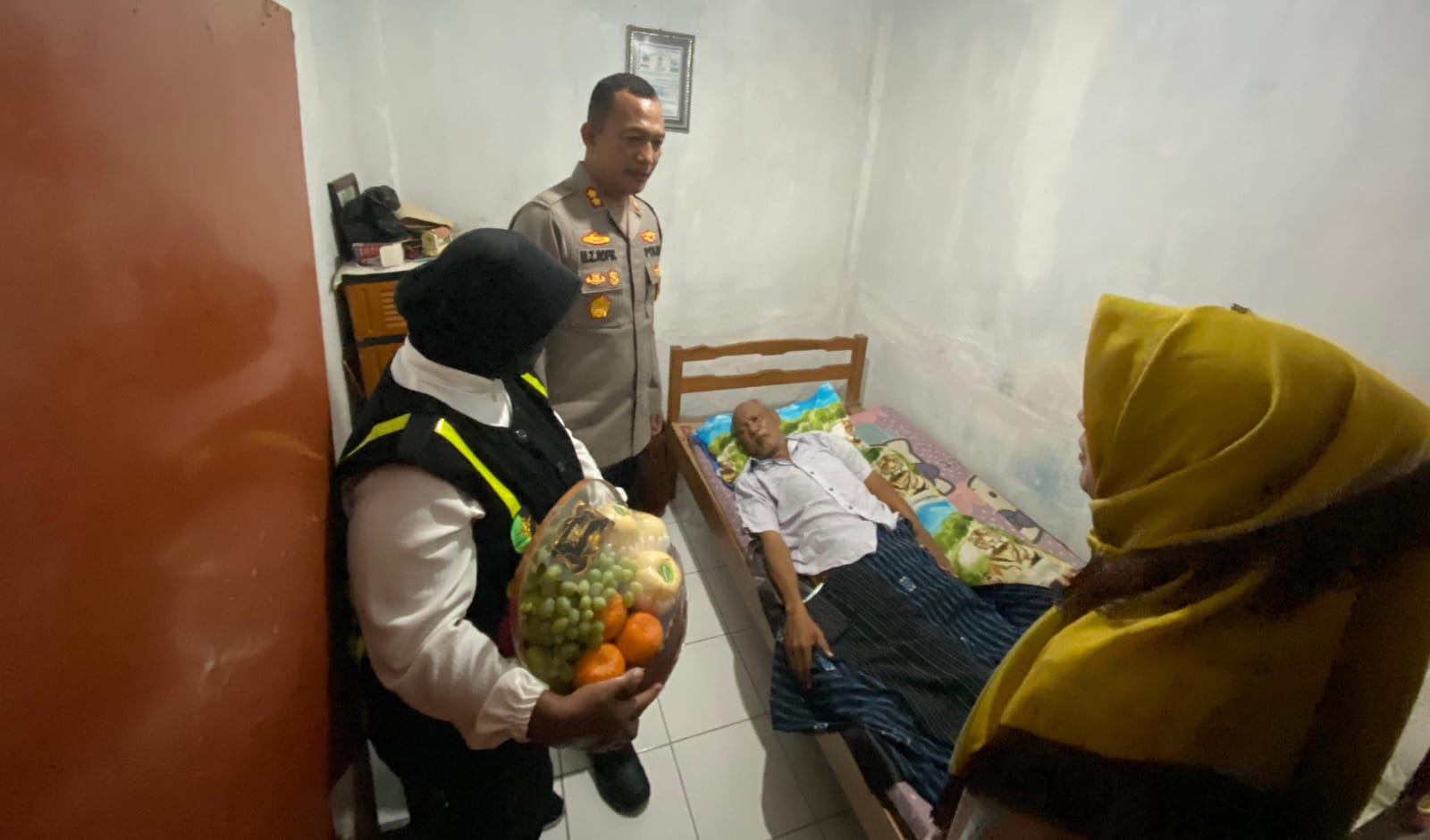 Wujud Kepedulian, Kapolres lumajang Jenguk Anggota yang sedang Terbaring Sakit