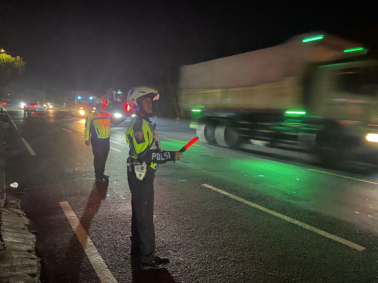 Cegah Kemacetan di Jalan Raya, Satlantas Polres Lumajang Aktif Lakukan Pengaturan Lalin