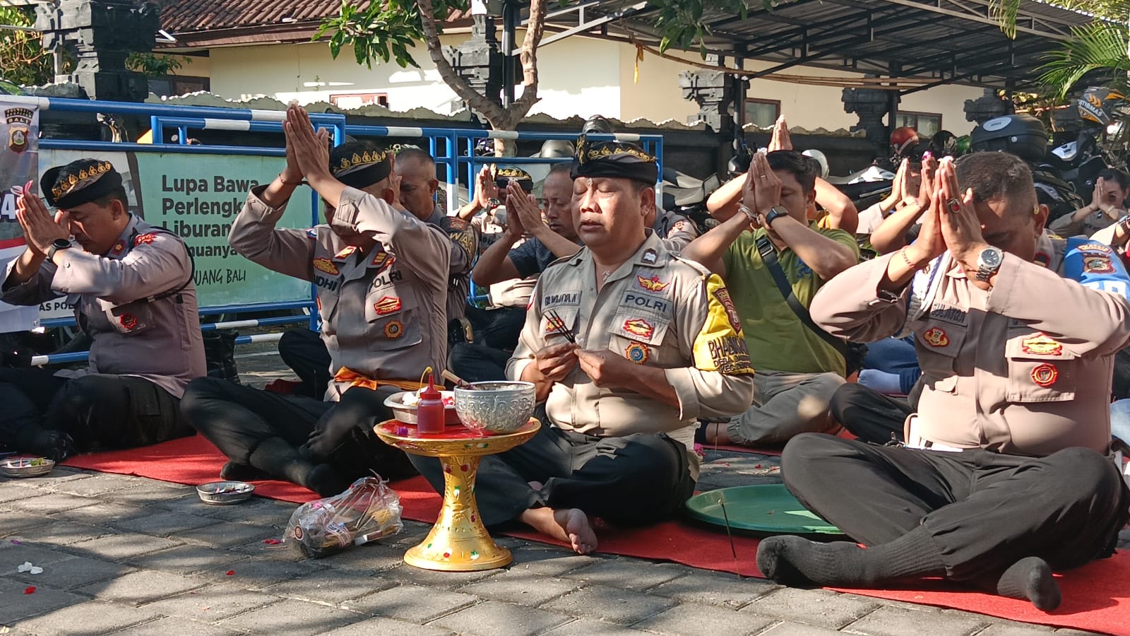 Sembahyang Bersama Personil Polsek Denbar Memohon Kelancaran Pelaksanaan KTT WWF di Bali