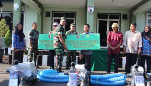 Dandim 0819/Pasuruan Letkol Arah Noor Iskak. Serahkan Bantuan Pompa Air dari Kementan RI Kepada Gapoktan