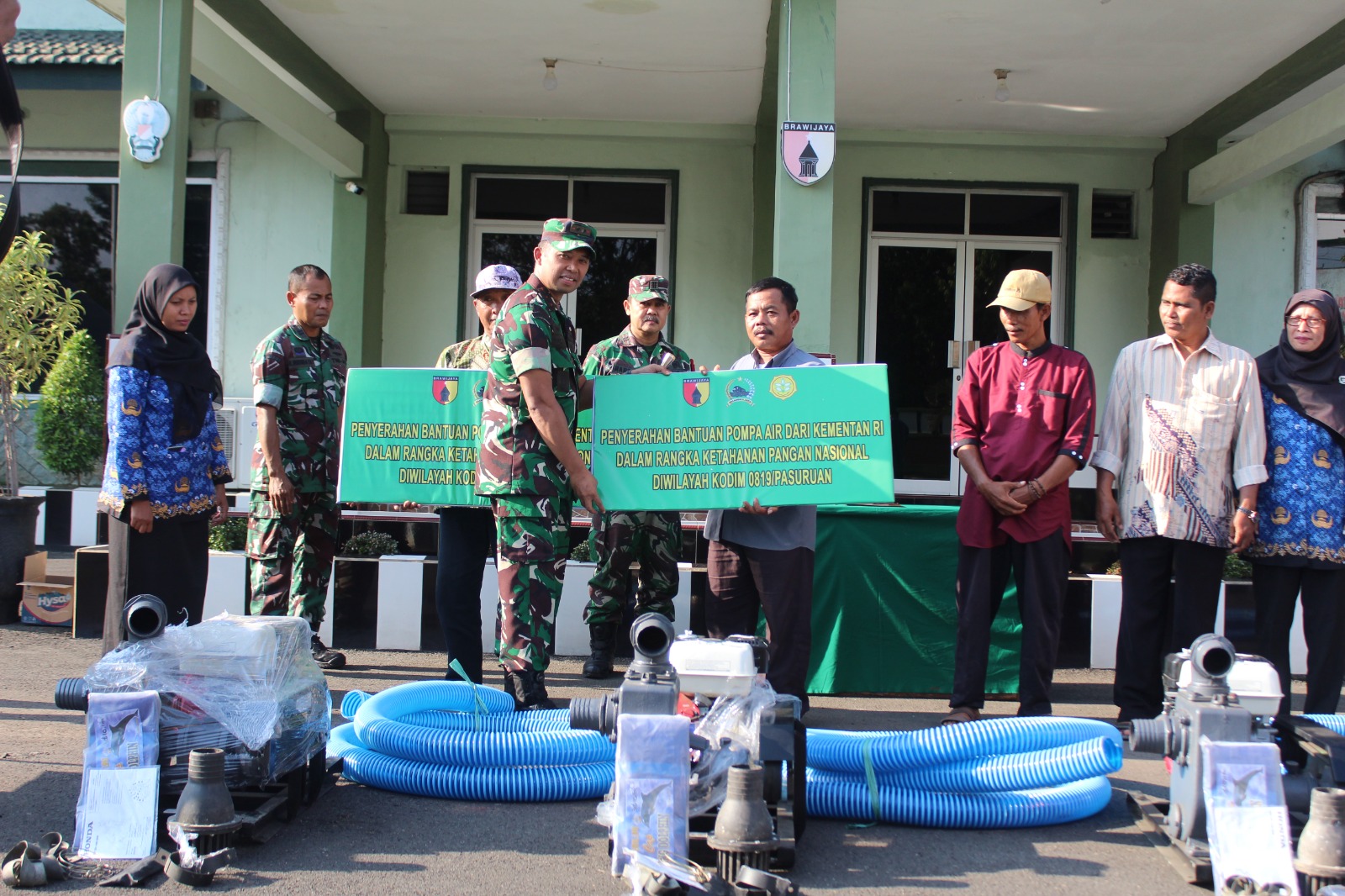 Dandim 0819/Pasuruan Letkol Arah Noor Iskak. Serahkan Bantuan Pompa Air dari Kementan RI Kepada Gapoktan