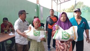 Pemdes Gejugjati Lekok Salurkan Bantuan Pangan Berupa Beras