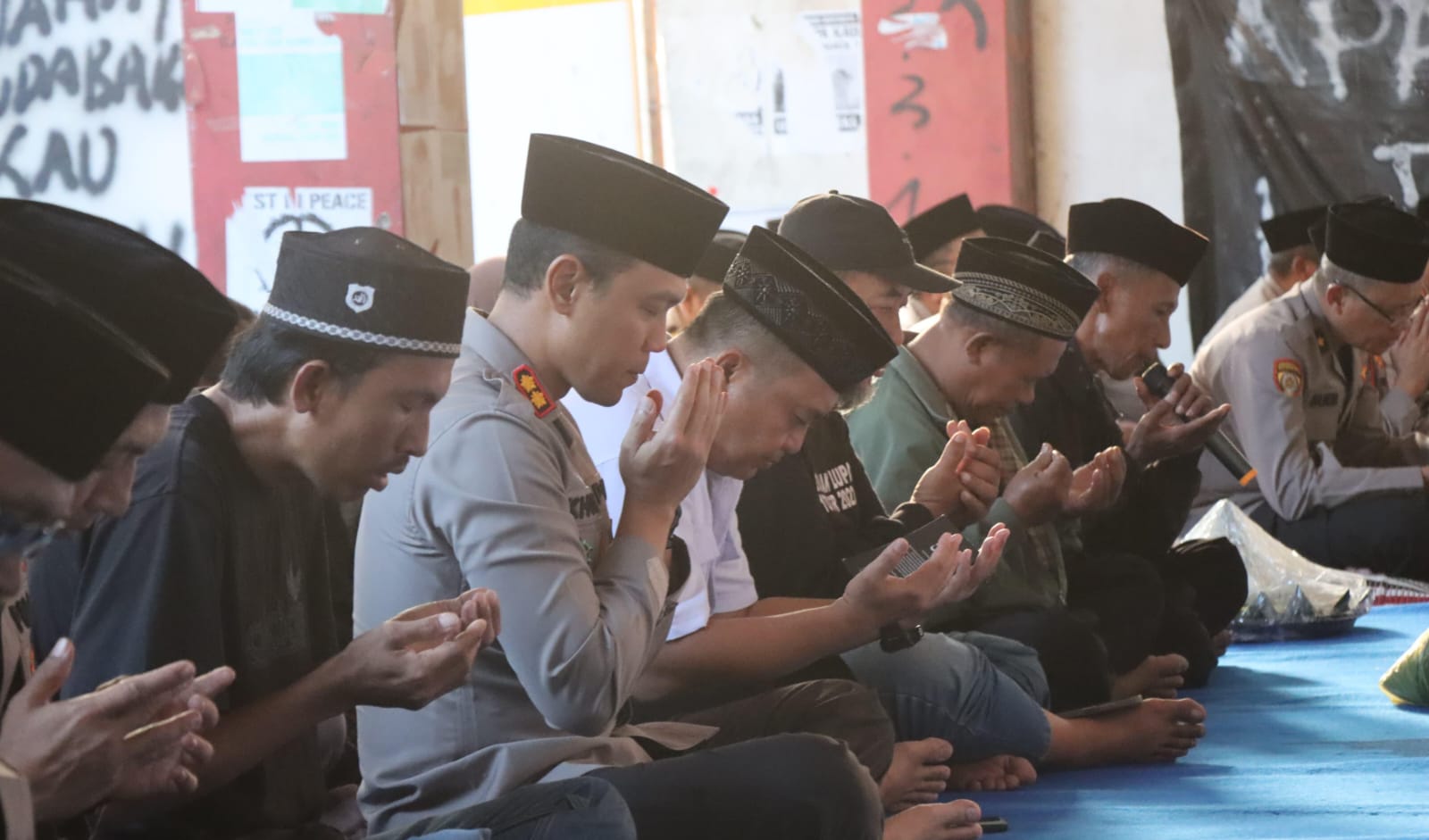 Polres Malang Bareng JSKK dan PK3 Gelar Doa Bersama di Pintu 13 Stadion Kanjuruhan