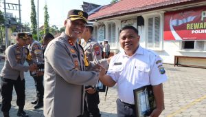 Berprestasi, Kapolres Probolinggo Kota Ganjar Anggota dan PHL Dengan Reward
