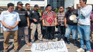 Ratusan Jurnalis Adakan Aksi Demo di Depan Gedung DPRD Provinsi Jatim, Guna Untuk Menolak RUU
