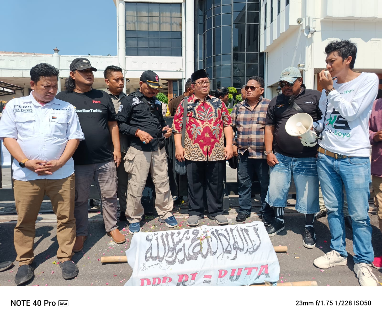 Ratusan Jurnalis Adakan Aksi Demo di Depan Gedung DPRD Provinsi Jatim, Guna Untuk Menolak RUU