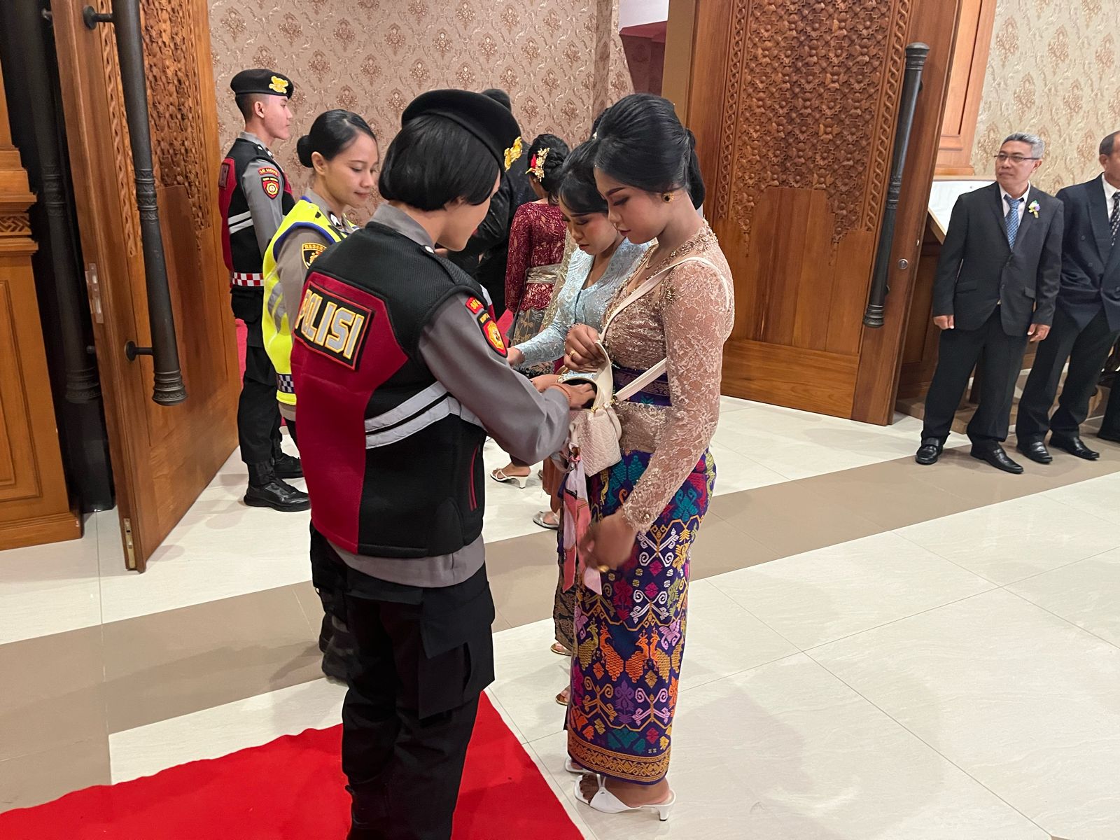 Satuan Samapta Berikan Pengamanan Graduation SMK N 1 Denpasar