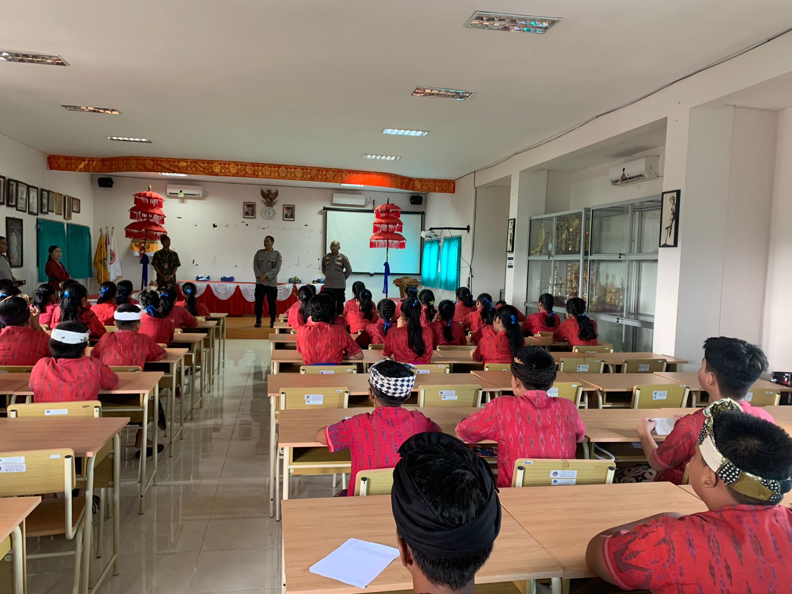 Cegah Kenakalan Remaja Sat Binmas Polres Badung Tingkatkan Binluh ke Sekolah