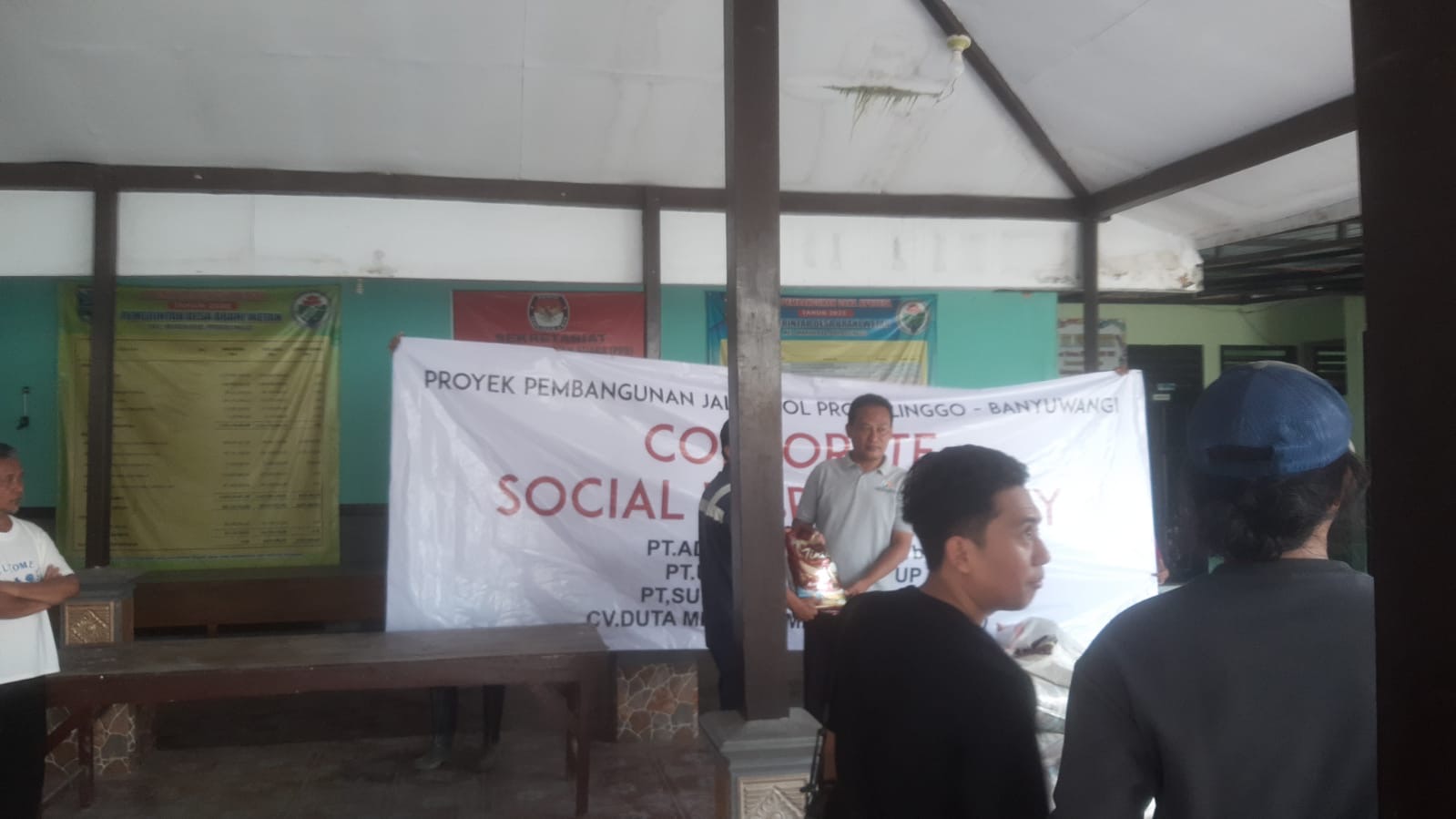 Bentuk Kepedulian Dan Komitmen Empat Perusahaan Yang Berkecimpung Di PSN Bagikan CSR Sebanyak 800 Sak Di Empat Desa