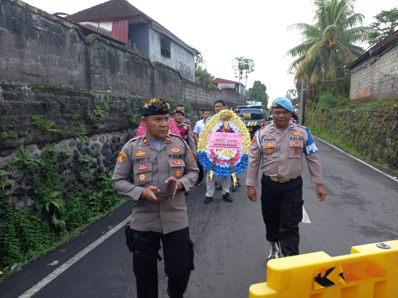Wujud Kepedulian Kapolsek Mengwi Bersama Anggota Melayat Kerumah Duka Aiptu I Ketut Windah