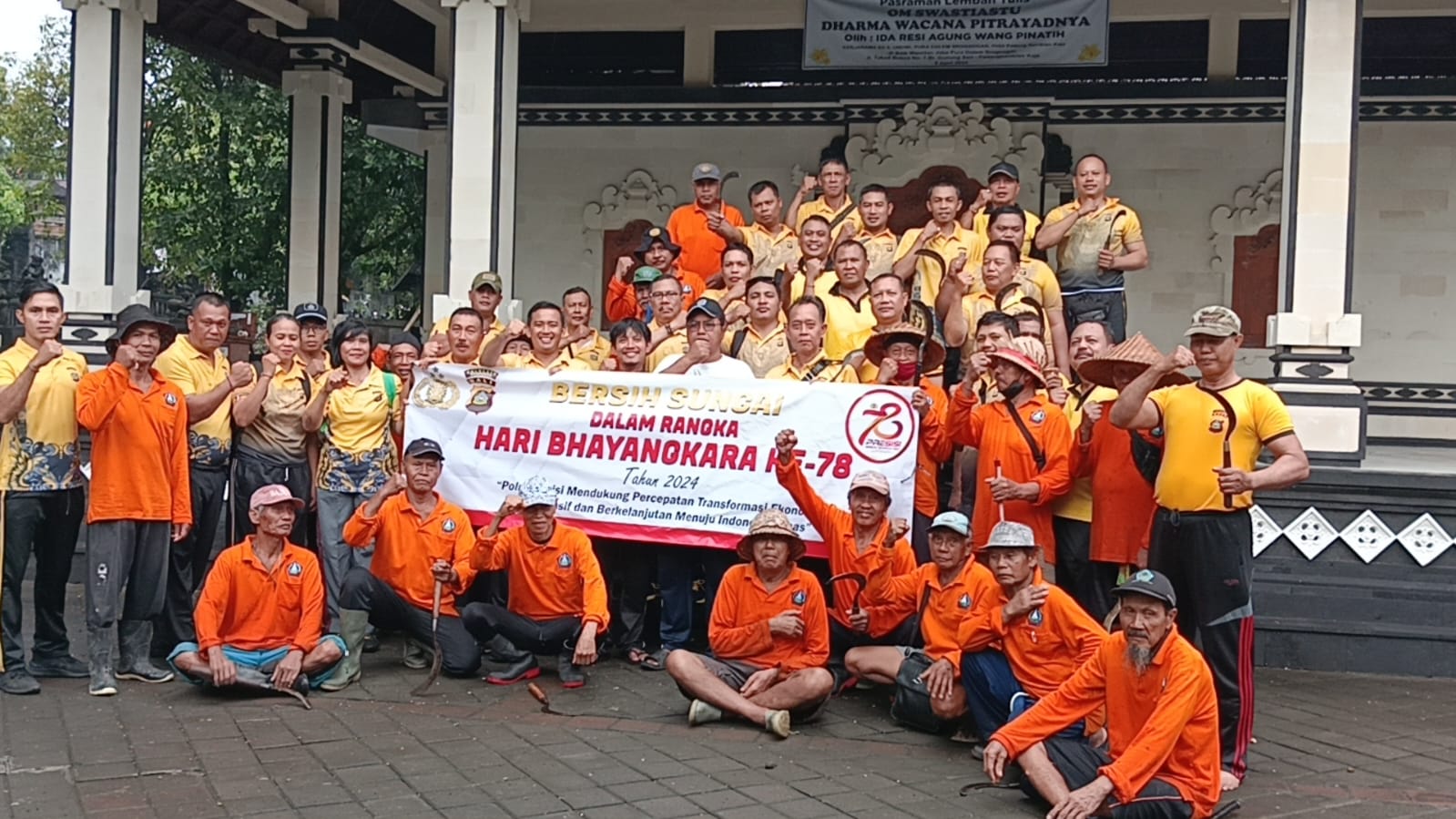 Jelang Hari Bhayangkara Ke-78 Personil Polsek Denbar Gelar Bersih Sungai Bersama Warga Masyarakat