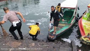 Polsek Benoa Ajak Komunitas Pelabuhan Benoa Bersih Bersih Pantai