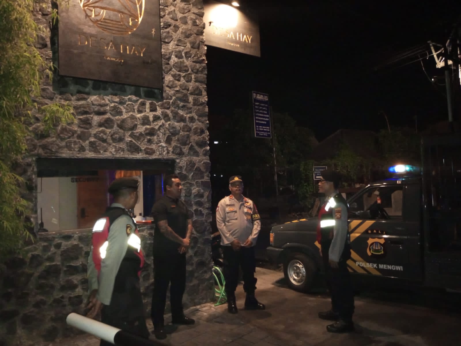 Berikan Rasa Aman Kepada Wisatawan Asing Polsek Mengwi Gelar Blue Light Patrol Sambangi Kawasan Vila