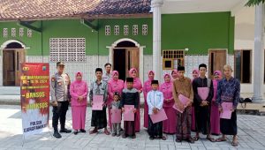 Polsek Ujungpangkah Beri Dukungan untuk Anak Yatim Piatu di Pondok Pesantren