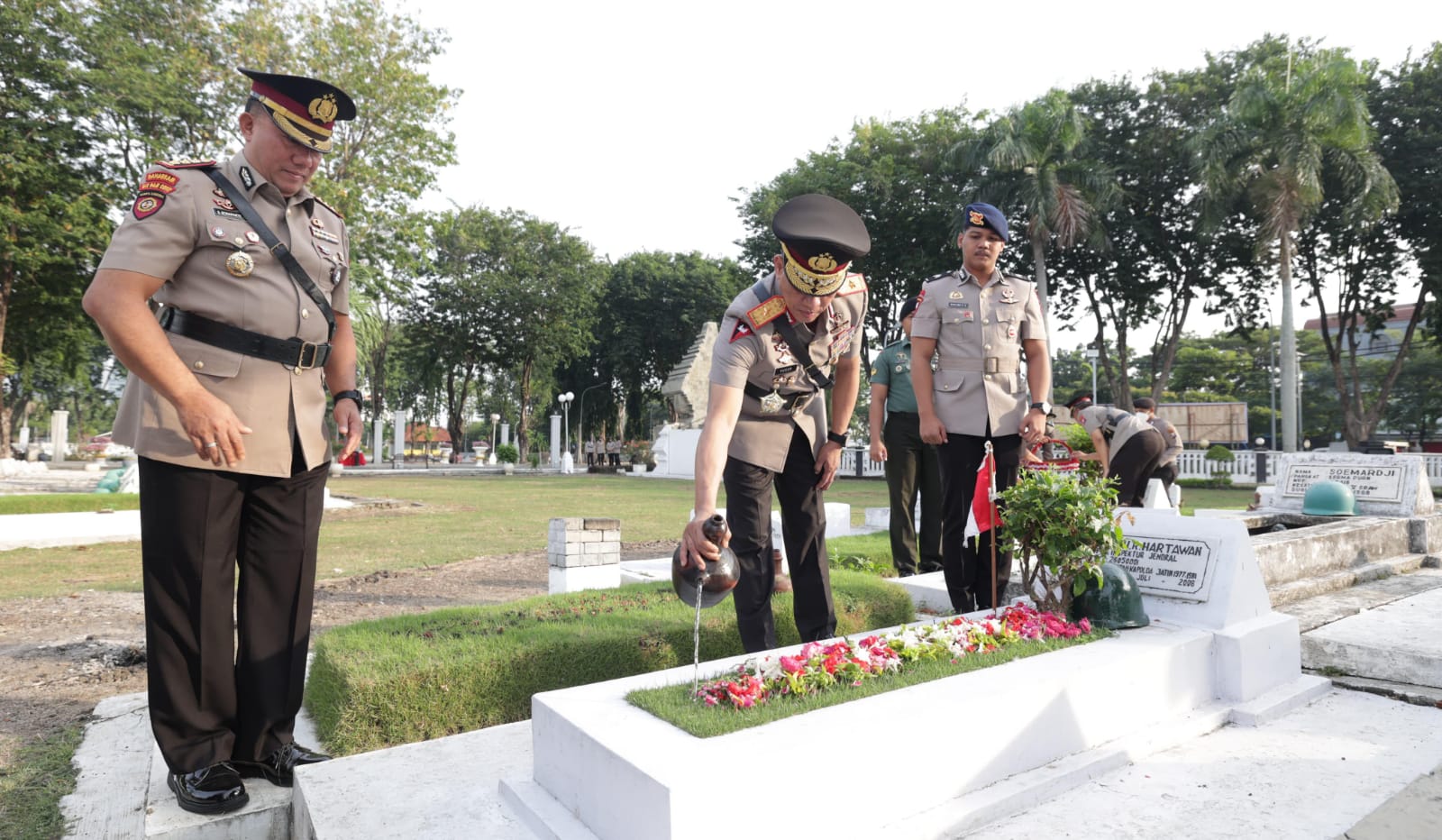 Maknai Perjuangan, Waka Polda Jatim Pimpin Ziarah ke Makam Pahlawan di Hari Bhayangkara ke – 78